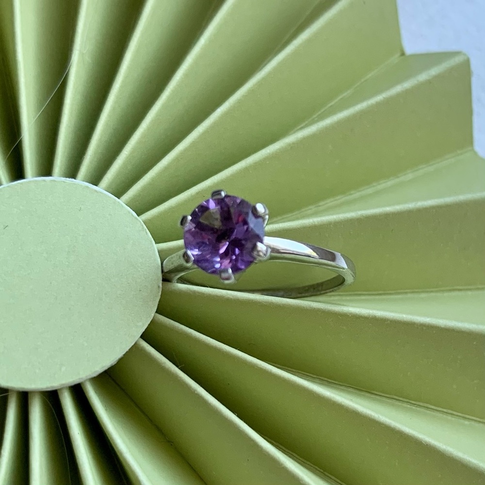 Purple round cut stone solitaire ring size 6